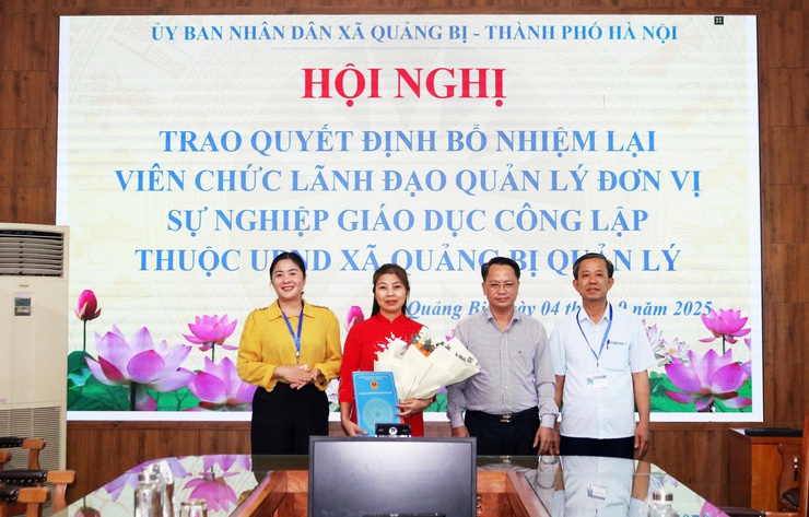 UBND xã Quảng Bị: trao quyết định bổ nhiệm lại viên chức lãnh đạo, quản lý đơn vị sự nghiệp giáo dục công lập thuộc UBND xã.- Ảnh 2.
