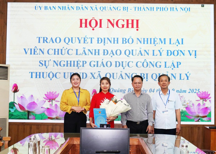 UBND xã Quảng Bị: trao quyết định bổ nhiệm lại viên chức lãnh đạo, quản lý đơn vị sự nghiệp giáo dục công lập thuộc UBND xã.- Ảnh 3.