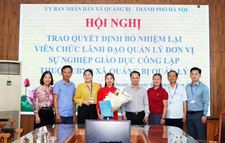 UBND xã Quảng Bị: trao quyết định bổ nhiệm lại viên chức lãnh đạo, quản lý đơn vị sự nghiệp giáo dục công lập thuộc UBND xã.- Ảnh 4.