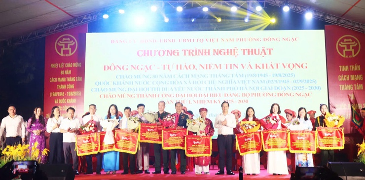PHƯỜNG ĐÔNG NGẠC TỔ CHỨC CHƯƠNG TRÌNH NGHỆ THUẬT VỚI CHỦ ĐỀ “ĐÔNG NGẠC – TỰ HÀO, NIỀM TIN VÀ KHÁT VỌNG”- Ảnh 2.
