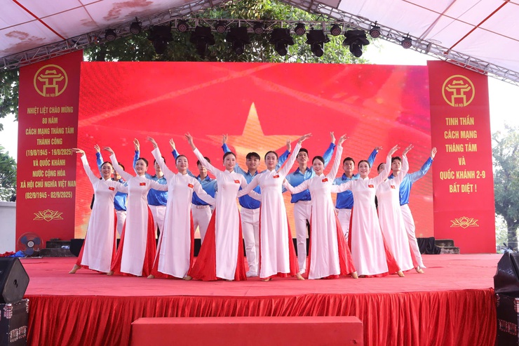 PHƯỜNG ĐÔNG NGẠC TỔ CHỨC CHƯƠNG TRÌNH NGHỆ THUẬT VỚI CHỦ ĐỀ “ĐÔNG NGẠC – TỰ HÀO, NIỀM TIN VÀ KHÁT VỌNG”- Ảnh 7.
