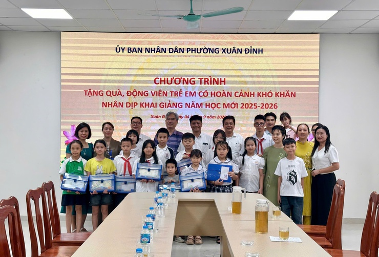 Xuân Đỉnh trao quà cho trẻ em có hoàn cảnh khó khăn nhân dịp năm học mới- Ảnh 6.