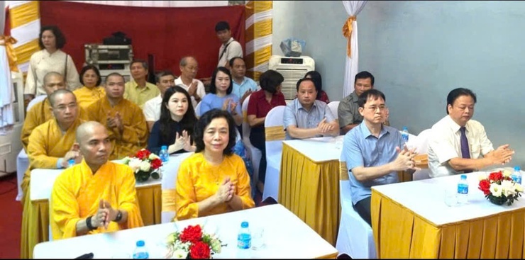 Phường Vĩnh Tuy tưởng niệm đồng bào chết vì oanh tạc và nạn đói năm 1944-1945- Ảnh 1. Phường Vĩnh Tuy tưởng niệm đồng bào chết vì oanh tạc và nạn đói năm 1944-1945- Ảnh 1.