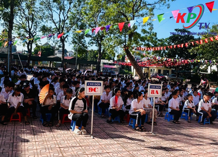 Công an xã Kiều Phú phối hợp Trường THCS Nghĩa Hương tổ chức tuyên truyền pháp luật về an toàn giao thông, phòng chống tác hại thuốc lá và các phương thức lừa đảo trên không gian mạng- Ảnh 1.