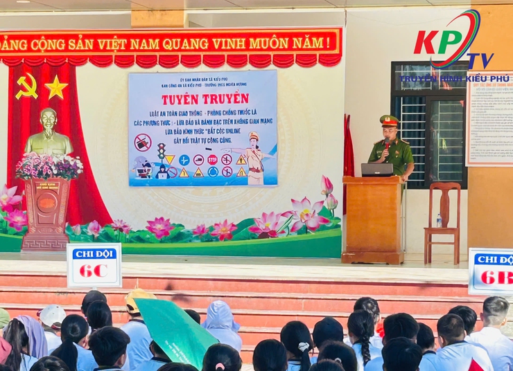 Công an xã Kiều Phú phối hợp Trường THCS Nghĩa Hương tổ chức tuyên truyền pháp luật về an toàn giao thông, phòng chống tác hại thuốc lá và các phương thức lừa đảo trên không gian mạng- Ảnh 3.