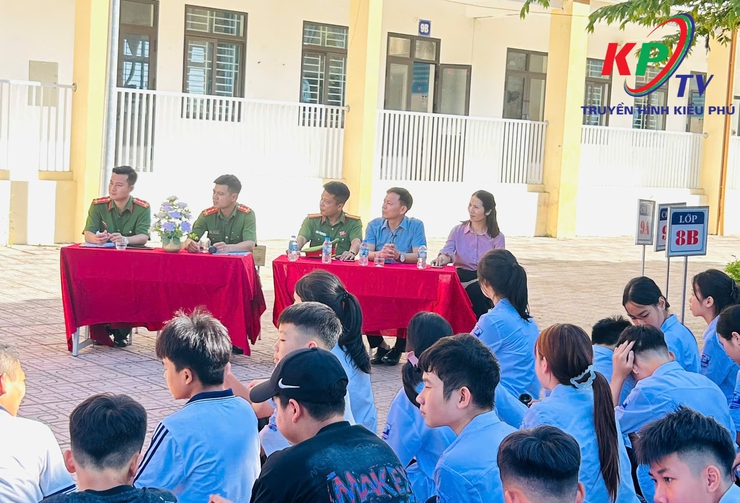 Công an xã Kiều Phú phối hợp Trường THCS Nghĩa Hương tổ chức tuyên truyền pháp luật về an toàn giao thông, phòng chống tác hại thuốc lá và các phương thức lừa đảo trên không gian mạng- Ảnh 2.