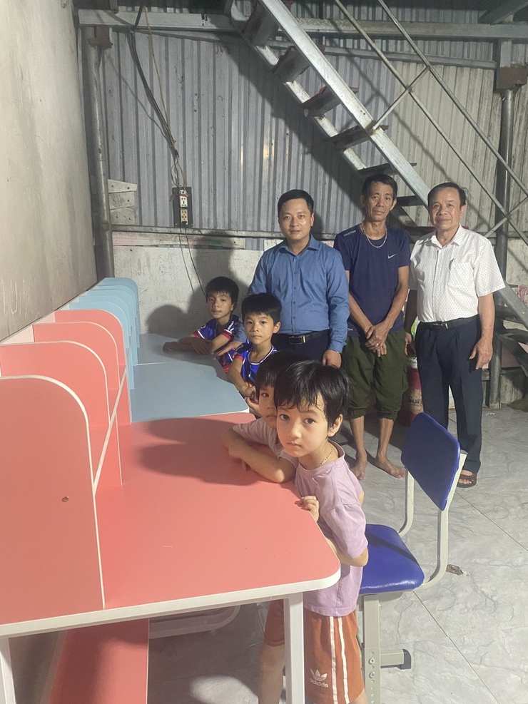 Các mạnh thường quân trao tặng bàn ghế cho trẻ em có hoàn cảnh khó khăn tại xã Tam Hưng- Ảnh 2.