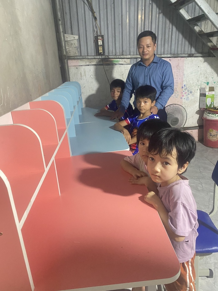 Các mạnh thường quân trao tặng bàn ghế cho trẻ em có hoàn cảnh khó khăn tại xã Tam Hưng- Ảnh 3.