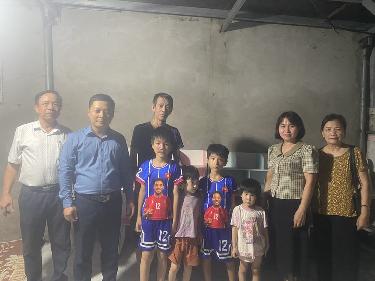 Các mạnh thường quân trao tặng bàn ghế cho trẻ em có hoàn cảnh khó khăn tại xã Tam Hưng- Ảnh 1.