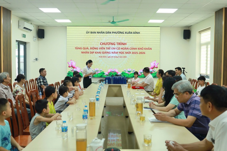 Xuân Đỉnh trao quà cho trẻ em có hoàn cảnh khó khăn nhân dịp năm học mới- Ảnh 1.