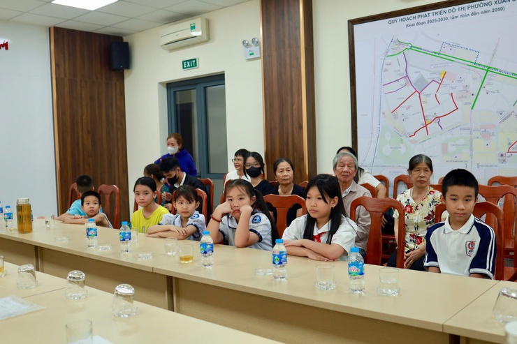 Xuân Đỉnh trao quà cho trẻ em có hoàn cảnh khó khăn nhân dịp năm học mới- Ảnh 2.