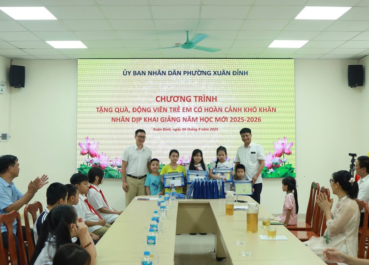 Xuân Đỉnh trao quà cho trẻ em có hoàn cảnh khó khăn nhân dịp năm học mới- Ảnh 3.