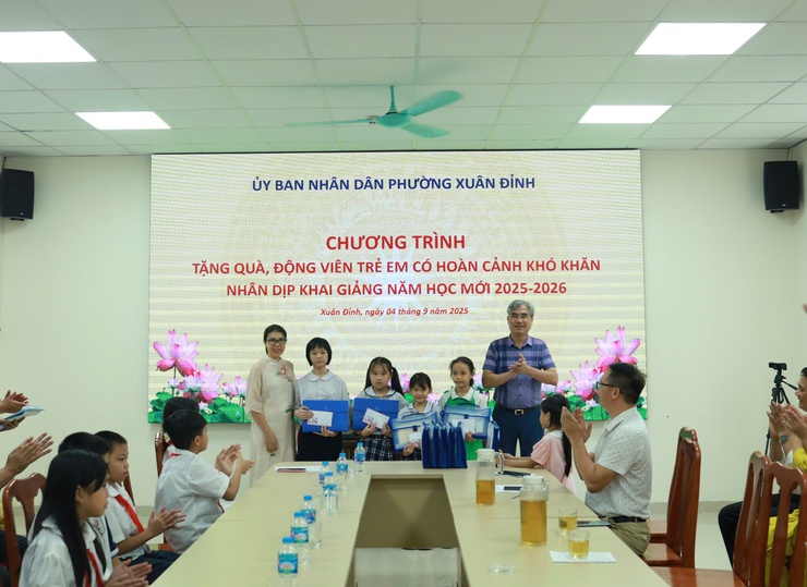 Xuân Đỉnh trao quà cho trẻ em có hoàn cảnh khó khăn nhân dịp năm học mới- Ảnh 4.