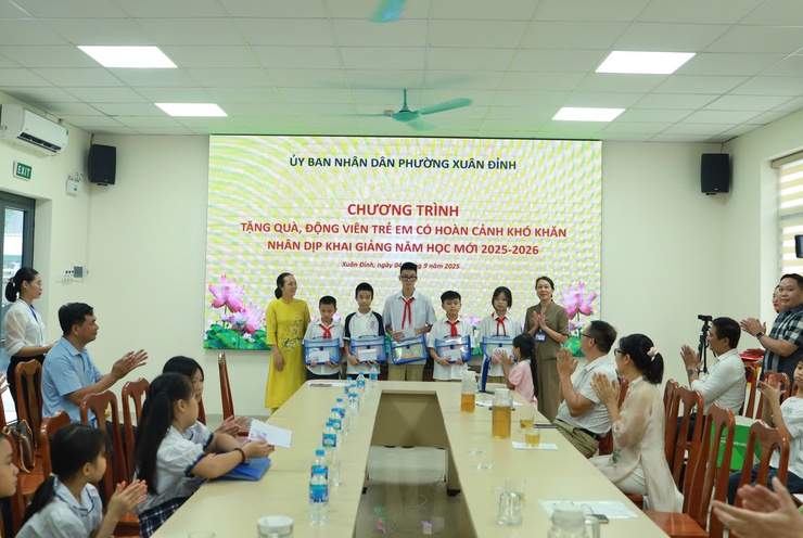 Xuân Đỉnh trao quà cho trẻ em có hoàn cảnh khó khăn nhân dịp năm học mới- Ảnh 5.