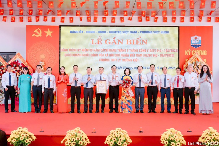 Gắn biển kỷ niệm 80 năm Quốc khánh 2/9 công trình trường THPT Lý Thường Kiệt- Ảnh 1.