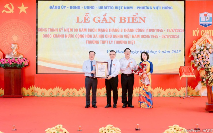 Gắn biển kỷ niệm 80 năm Quốc khánh 2/9 công trình trường THPT Lý Thường Kiệt- Ảnh 2.