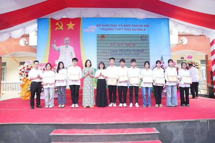 Đồng chí Bí thư Đảng ủy Nguyễn Xuân Thanh dự khai giảng năm học mới tại trường THPT Phú Xuyên A.- Ảnh 10.