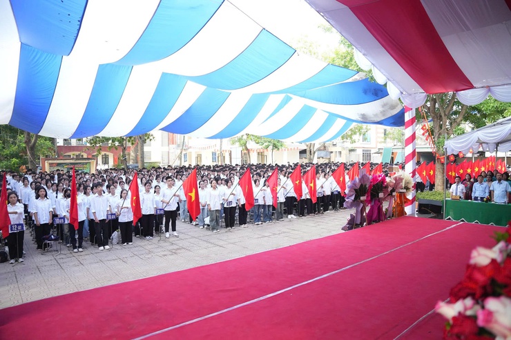 Đồng chí Bí thư Đảng ủy Nguyễn Xuân Thanh dự khai giảng năm học mới tại trường THPT Phú Xuyên A.- Ảnh 6.