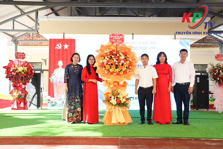 Xã Kiều Phú tổ chức 20 Đoàn công tác tổ chức dự và chúc mừng năm Lễ khai giảng năm học mới 2025-2026 tại 20 cơ sở giáo dục công lập trên địa bàn- Ảnh 4.