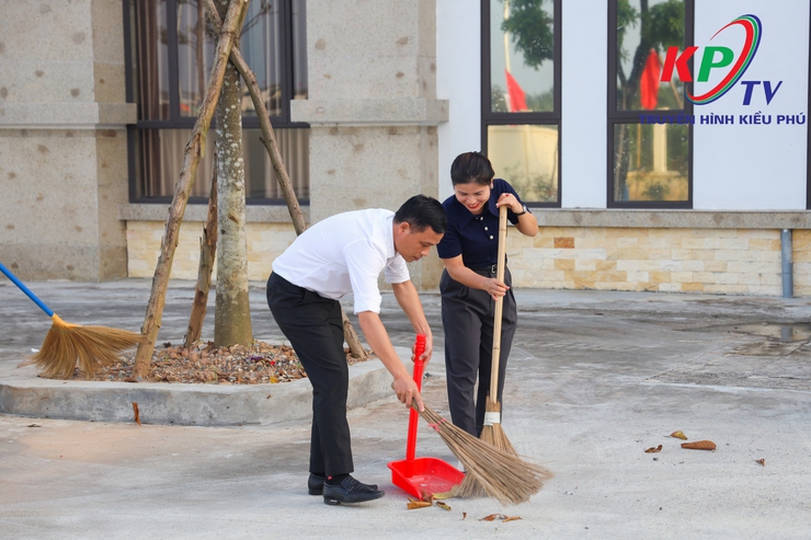 Đông đảo cán bộ, chuyên viên các ban Đảng và Văn phòng Đảng ủy xã Kiều Phú tổ chức vệ sinh môi trường tại công sở, nơi làm việc tạo cảnh quan xanh- sạch- đẹp.- Ảnh 8.