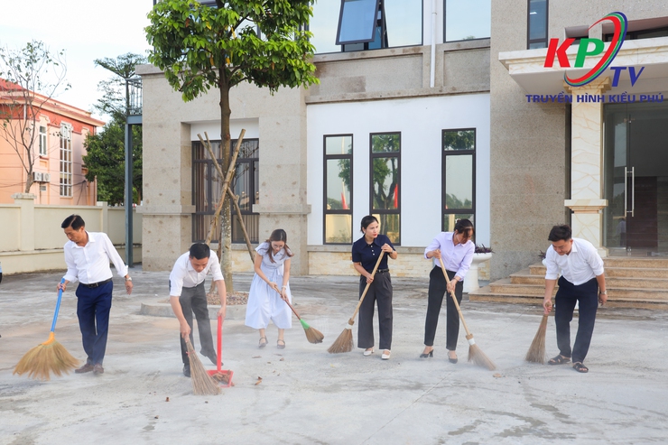 Đông đảo cán bộ, chuyên viên các ban Đảng và Văn phòng Đảng ủy xã Kiều Phú tổ chức vệ sinh môi trường tại công sở, nơi làm việc tạo cảnh quan xanh- sạch- đẹp.- Ảnh 5.
