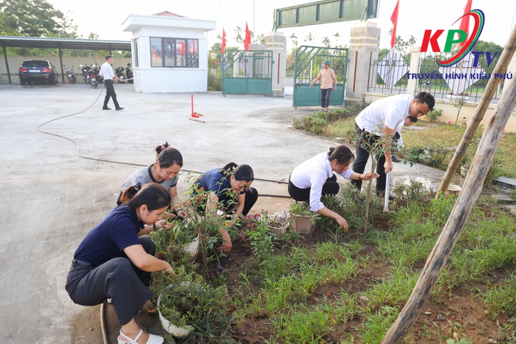 Đông đảo cán bộ, chuyên viên các ban Đảng và Văn phòng Đảng ủy xã Kiều Phú tổ chức vệ sinh môi trường tại công sở, nơi làm việc tạo cảnh quan xanh- sạch- đẹp.- Ảnh 4.