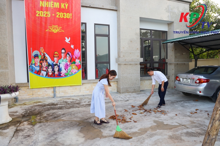 Đông đảo cán bộ, chuyên viên các ban Đảng và Văn phòng Đảng ủy xã Kiều Phú tổ chức vệ sinh môi trường tại công sở, nơi làm việc tạo cảnh quan xanh- sạch- đẹp.- Ảnh 10.