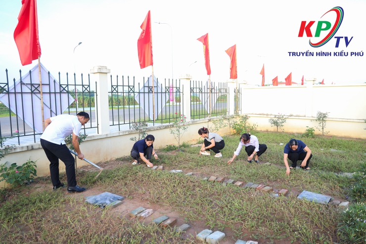 Đông đảo cán bộ, chuyên viên các ban Đảng và Văn phòng Đảng ủy xã Kiều Phú tổ chức vệ sinh môi trường tại công sở, nơi làm việc tạo cảnh quan xanh- sạch- đẹp.- Ảnh 7.