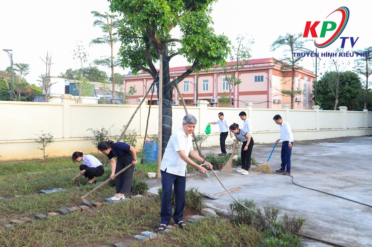 Đông đảo cán bộ, chuyên viên các ban Đảng và Văn phòng Đảng ủy xã Kiều Phú tổ chức vệ sinh môi trường tại công sở, nơi làm việc tạo cảnh quan xanh- sạch- đẹp.- Ảnh 2.