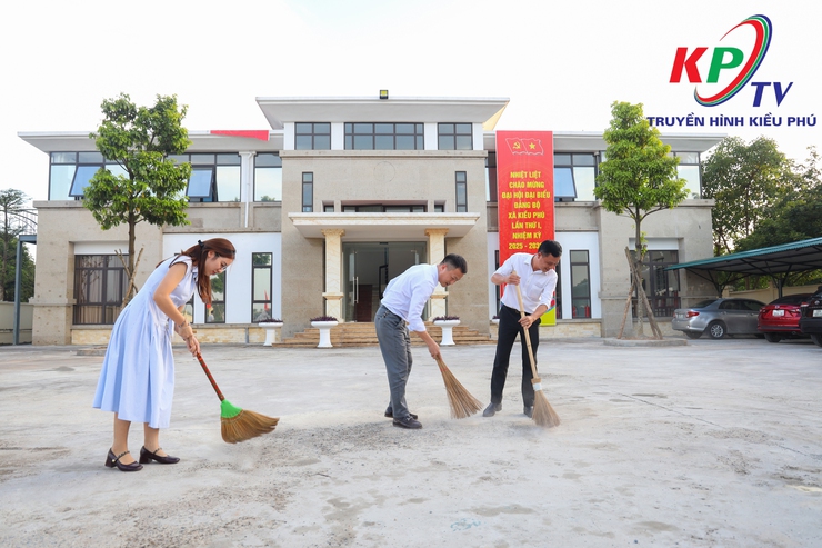 Đông đảo cán bộ, chuyên viên các ban Đảng và Văn phòng Đảng ủy xã Kiều Phú tổ chức vệ sinh môi trường tại công sở, nơi làm việc tạo cảnh quan xanh- sạch- đẹp.- Ảnh 3.