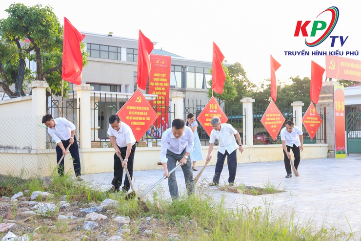 Đông đảo cán bộ, chuyên viên các ban Đảng và Văn phòng Đảng ủy xã Kiều Phú tổ chức vệ sinh môi trường tại công sở, nơi làm việc tạo cảnh quan xanh- sạch- đẹp.- Ảnh 11.
