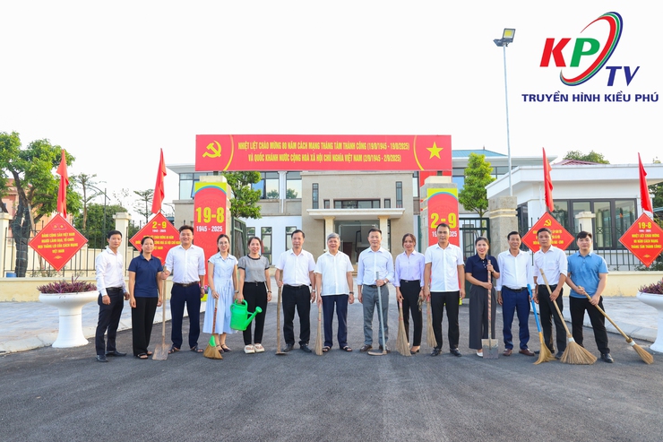 Đông đảo cán bộ, chuyên viên các ban Đảng và Văn phòng Đảng ủy xã Kiều Phú tổ chức vệ sinh môi trường tại công sở, nơi làm việc tạo cảnh quan xanh- sạch- đẹp.- Ảnh 1.