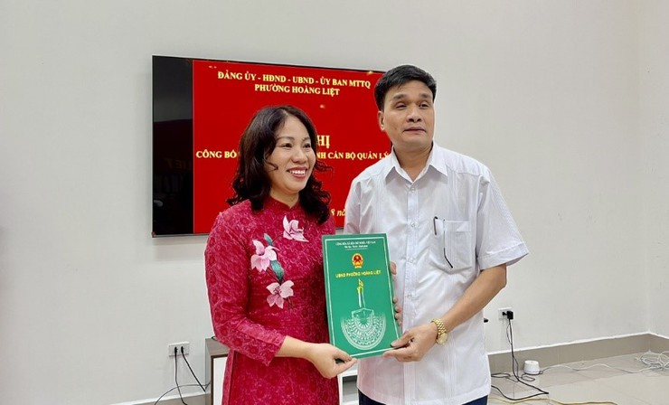 Trường THCS Hoàng Liệt đón tân Hiệu trưởng - Đồng chí Nguyễn Thị Xuân
- Ảnh 1.