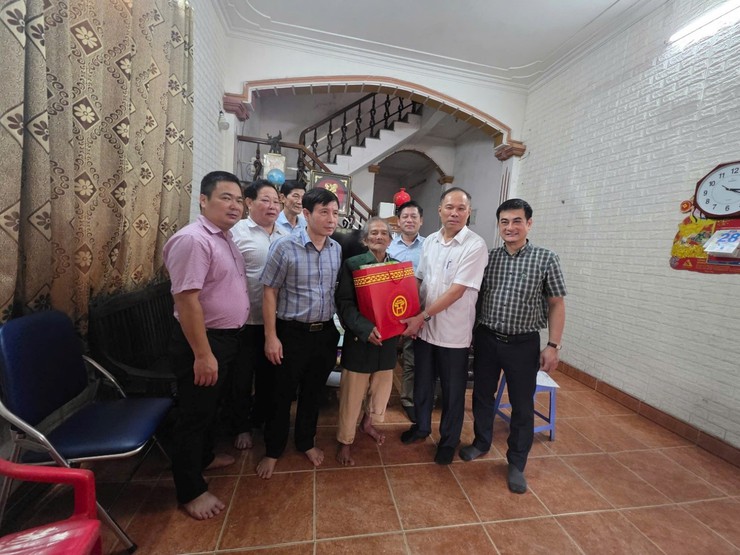 Phường Hoàng Liệt tổ chức thăm và tặng quà của Thành phố cho các đối tượng người có công tiêu biểu nhân kỷ niệm 80 năm Quốc khánh Nước Cộng hòa Xã hội Chủ nghĩa Việt Nam (02/9/1945 - 02/9/2025)- Ảnh 1.