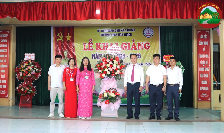 Đồng chí Hoàng Nguyên Ưng – Phó Bí thư Đảng ủy, Chủ tịch UBND xã chúc mừng thầy trò trường THCS Hòa Thạch và trường Tiểu học Hòa Thạch A nhân dịp khai giảng năm học mới- Ảnh 1.