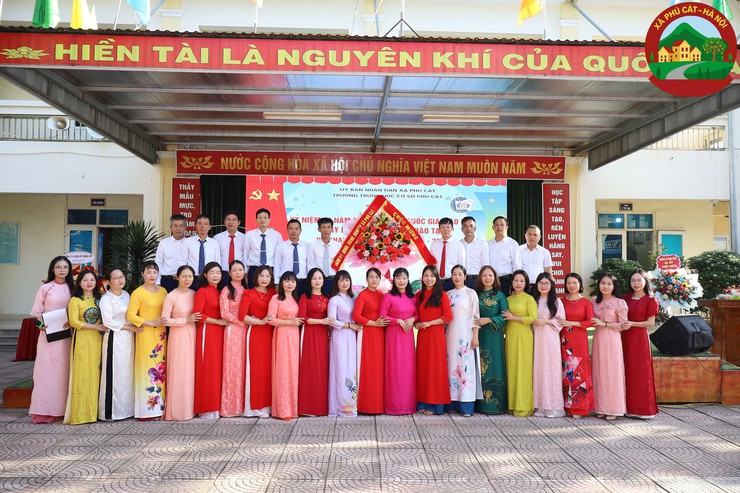 Đồng chí Bí thư Đảng ủy – Chủ tịch HĐND xã dự lễ khai giảng năm học mới tại trường Tiểu học và trường THCS Phú Cát- Ảnh 1.