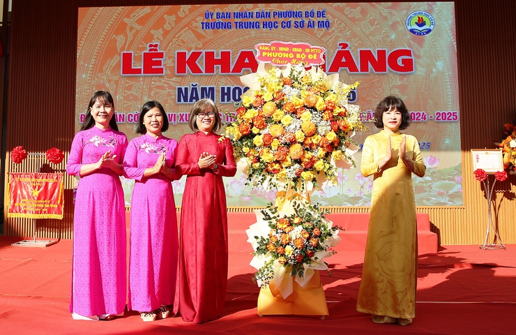 Lãnh đạo phường Bồ Đề dự khai giảng năm học mới 2025-2026 tại các trường học- Ảnh 1.