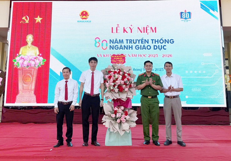 Trần Phú: thành lập 17 đoàn đi tặng hoa, chúc mừng các trường nhân dịp khai giảng năm học mới- Ảnh 8.