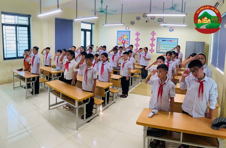 Đồng chí Hoàng Nguyên Ưng – Phó Bí thư Đảng ủy, Chủ tịch UBND xã chúc mừng thầy trò trường THCS Hòa Thạch và trường Tiểu học Hòa Thạch A nhân dịp khai giảng năm học mới- Ảnh 10.