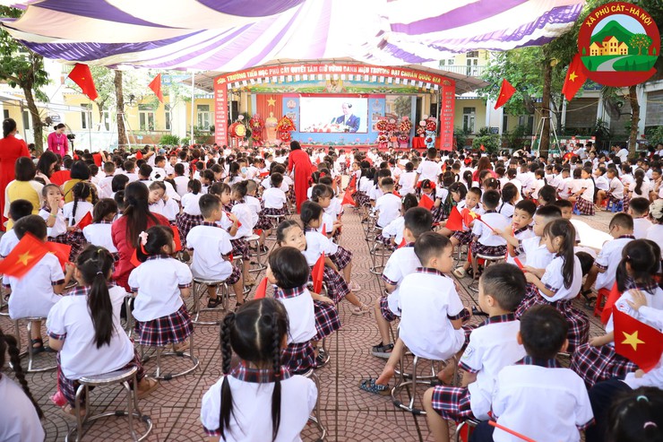 Đồng chí Bí thư Đảng ủy – Chủ tịch HĐND xã dự lễ khai giảng năm học mới tại trường Tiểu học và trường THCS Phú Cát- Ảnh 8.