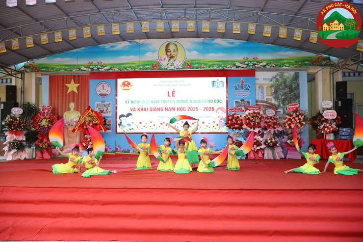 Đồng chí Bí thư Đảng ủy – Chủ tịch HĐND xã dự lễ khai giảng năm học mới tại trường Tiểu học và trường THCS Phú Cát- Ảnh 10.