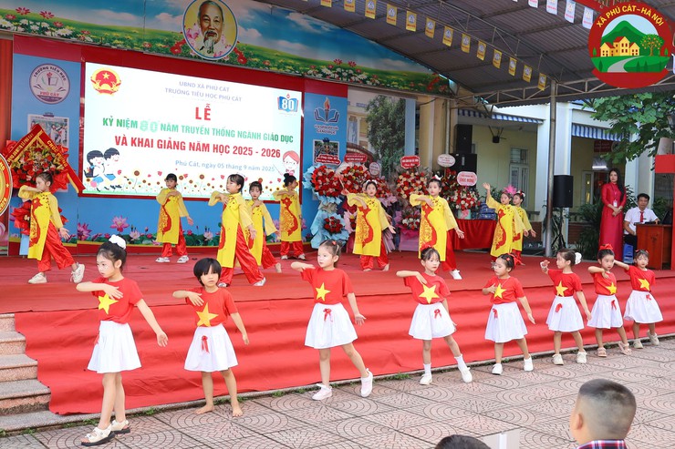 Đồng chí Bí thư Đảng ủy – Chủ tịch HĐND xã dự lễ khai giảng năm học mới tại trường Tiểu học và trường THCS Phú Cát- Ảnh 12.