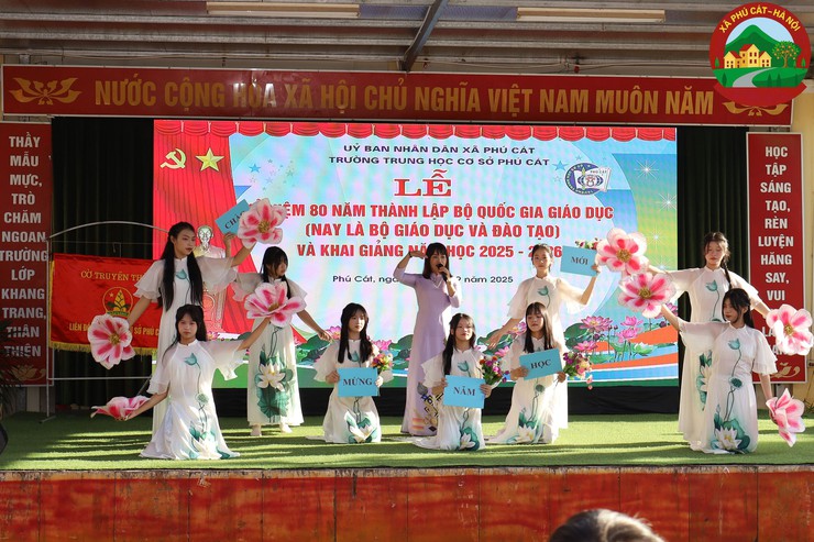 Đồng chí Bí thư Đảng ủy – Chủ tịch HĐND xã dự lễ khai giảng năm học mới tại trường Tiểu học và trường THCS Phú Cát- Ảnh 13.