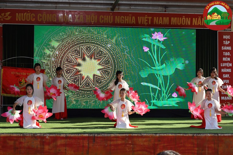 Đồng chí Bí thư Đảng ủy – Chủ tịch HĐND xã dự lễ khai giảng năm học mới tại trường Tiểu học và trường THCS Phú Cát- Ảnh 14.