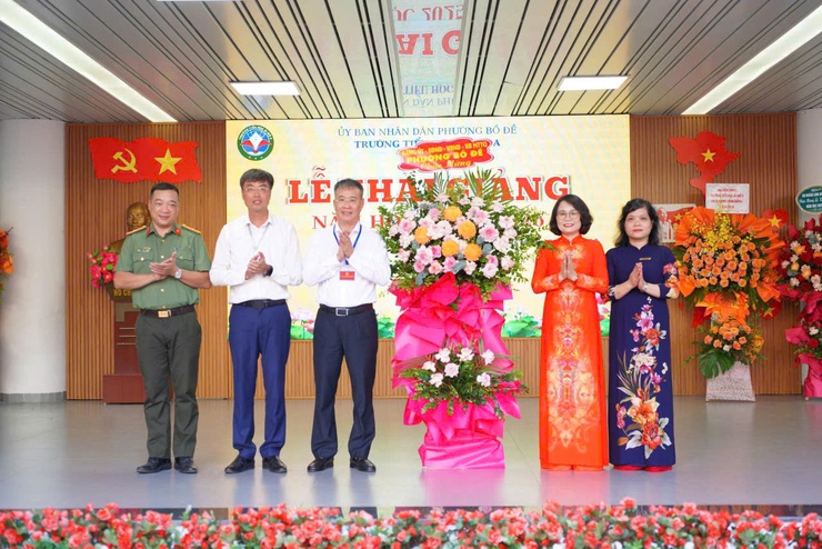 Lãnh đạo phường Bồ Đề dự khai giảng năm học mới 2025-2026 tại các trường học- Ảnh 15.