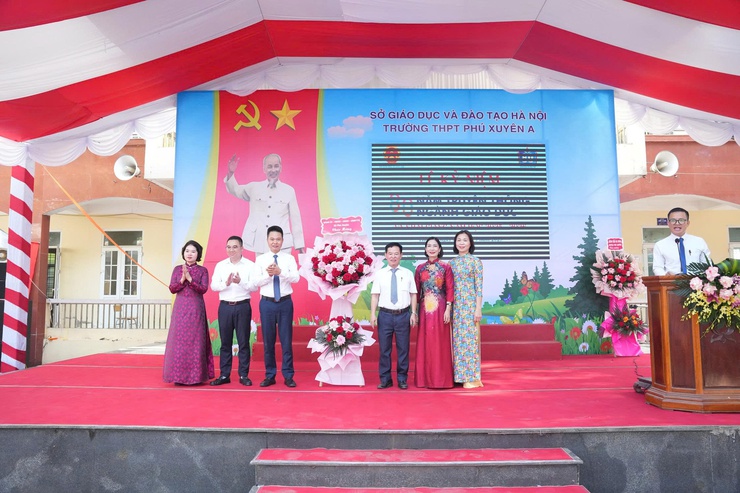 Đồng chí Bí thư Đảng ủy Nguyễn Xuân Thanh dự khai giảng năm học mới tại trường THPT Phú Xuyên A.- Ảnh 4.