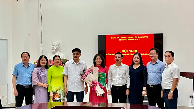 Trường THCS Hoàng Liệt đón tân Hiệu trưởng - Đồng chí Nguyễn Thị Xuân
- Ảnh 2.