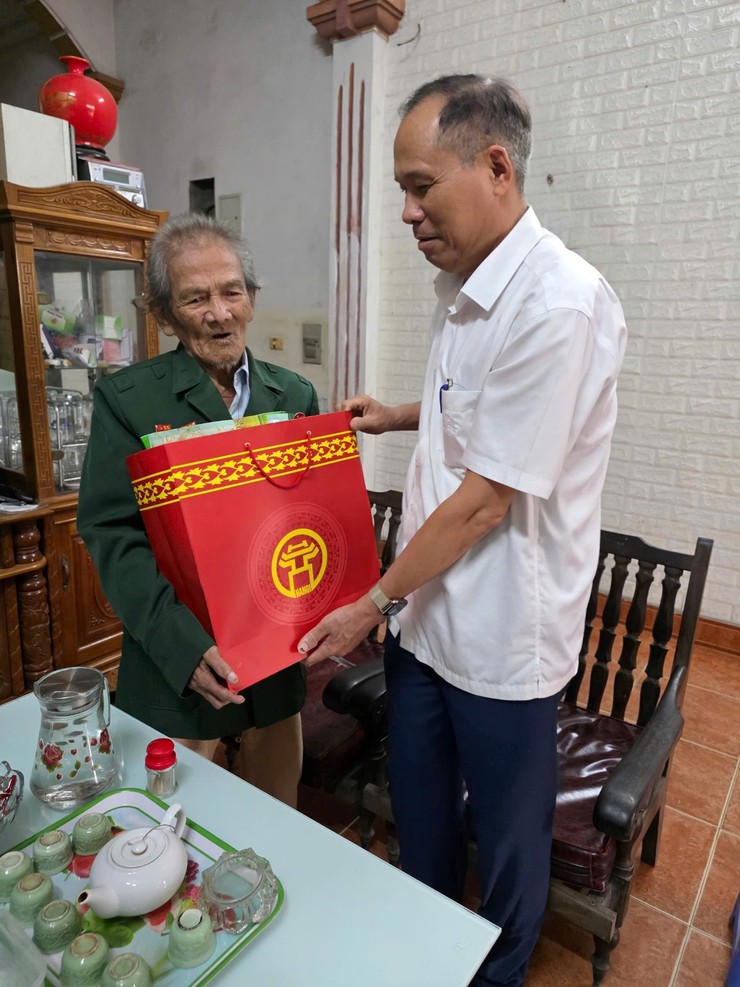 Phường Hoàng Liệt tổ chức thăm và tặng quà của Thành phố cho các đối tượng người có công tiêu biểu nhân kỷ niệm 80 năm Quốc khánh Nước Cộng hòa Xã hội Chủ nghĩa Việt Nam (02/9/1945 - 02/9/2025)- Ảnh 2.