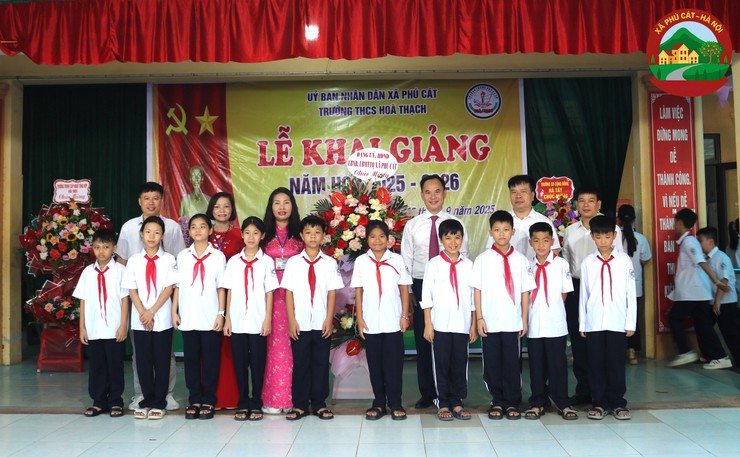 Đồng chí Hoàng Nguyên Ưng – Phó Bí thư Đảng ủy, Chủ tịch UBND xã chúc mừng thầy trò trường THCS Hòa Thạch và trường Tiểu học Hòa Thạch A nhân dịp khai giảng năm học mới- Ảnh 2.