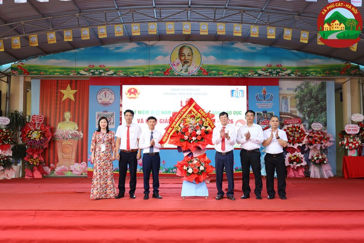 Đồng chí Bí thư Đảng ủy – Chủ tịch HĐND xã dự lễ khai giảng năm học mới tại trường Tiểu học và trường THCS Phú Cát- Ảnh 2.